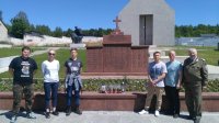 Uczestnicy przy pomniku pomordowanych mieszkańców Mnichowa