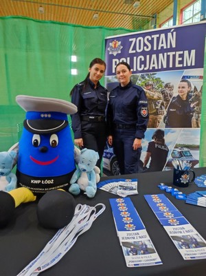 Policjantki na stanowisku Komendy Wojewódzkiej Policji w Łodzi, podczas festiwalu „Kolej na Kobiety&quot;