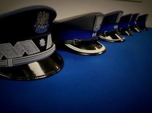 Czapki garnizonowe ułożone korpusami w kolejności od korpusu generałów policji do korpusu szeregowych policji.
