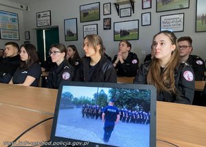 Uczniowie oglądający film „Dzień z życia słuchacza kursu podstawowego w Ośrodku Szkolenia Zawodowego Policjantów w Łodzi z siedzibą w Sieradzu”