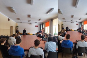 Policjanci prowadzący prelekcję dotyczącą doboru do służby w policji.