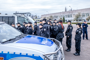Uczniowie słuchają prelekcji policjanta z Oddziału Prewencji Policji w Łodzi