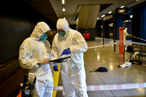 Policjanci z Laboratorium Kryminalistycznego ubrani w białe kombinezony